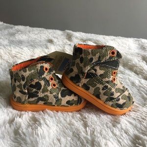 TOMS toddler camo boots - Size T 4